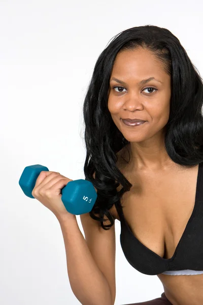 Afro-amerikai nő emelő súlyzó — Stock Fotó