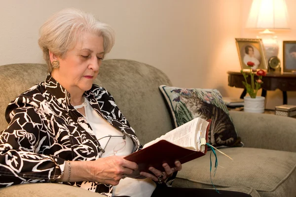Изучение Библии для взрослых старшего возраста — стоковое фото