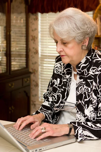 Senior felnőtt otthoni munkavégzés — Stock Fotó