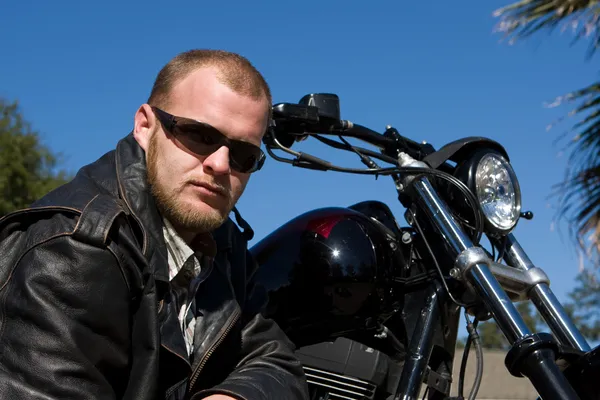 Человек с мотоциклом — стоковое фото