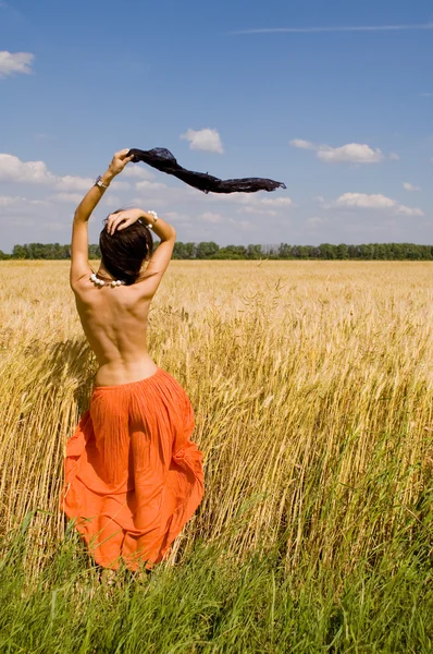 Šťastné ženy v pšenici — Stock fotografie