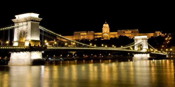 Vue de nuit Château de Buda et pont à chaînes — Photo