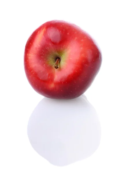 Красное яблоко со стеблем и отражением — стоковое фото