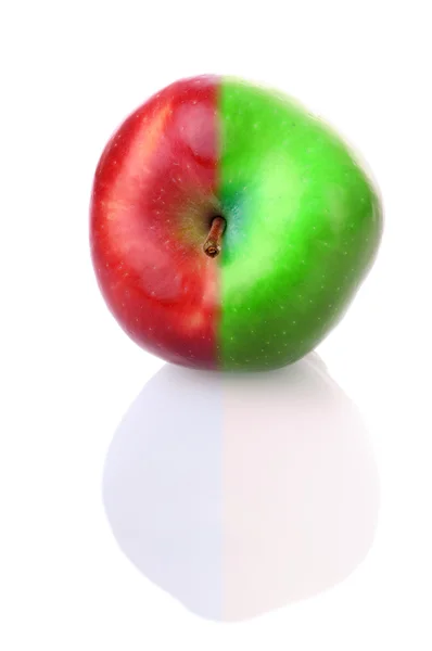 Čerstvé jablko s červenými a zelenými polovina — Stock fotografie