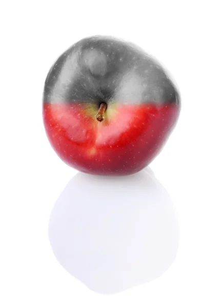 Яблоко с красной и бесцветной половинкой — стоковое фото