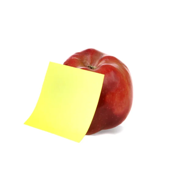 Kırmızı elma ile açık sarı notepaper — Stok fotoğraf