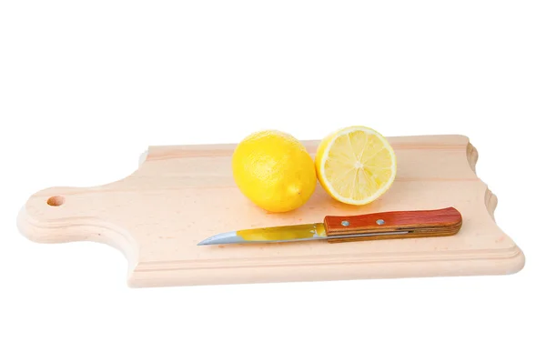 Coupé citron et couteau sur planche de bois — Photo