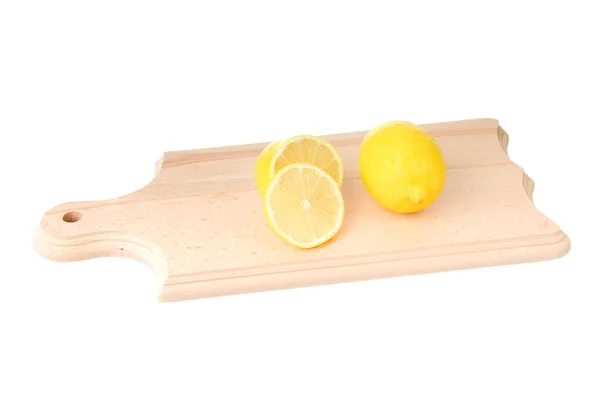Citron entier et coupé sur planche de bois — Photo