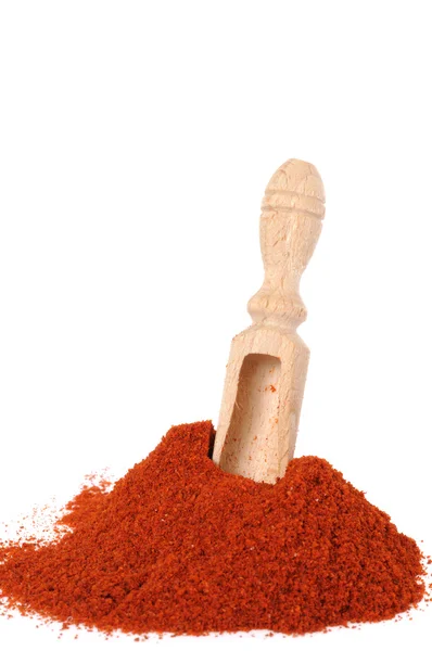 Skopa i högen av röda pulver peppar — Stockfoto