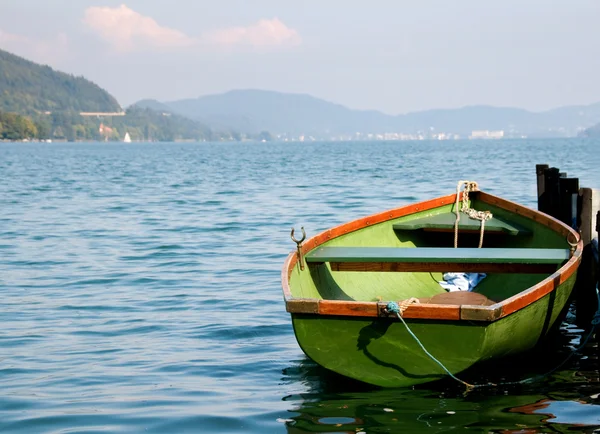 Barco en el lago con montañas alrededor — Foto de Stock