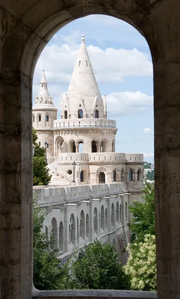 Budapeszt wieże zamku przez okno — Zdjęcie stockowe