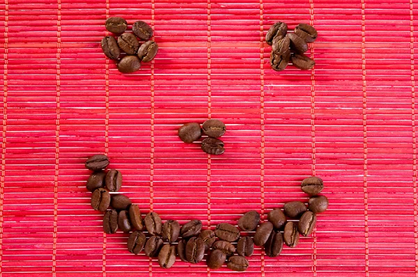 Sorria com grãos de café em um tapete — Fotografia de Stock
