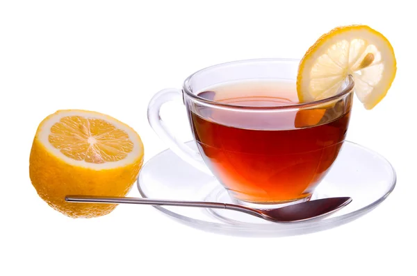 Hrnek černého čaje s citronem a lžíce — Stock fotografie