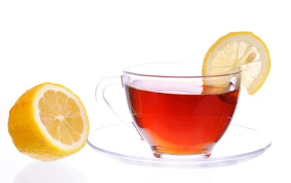 Una taza de té negro con limón — Foto de Stock