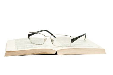 Beyaz arka plan üzerinde kitap ile gözlük