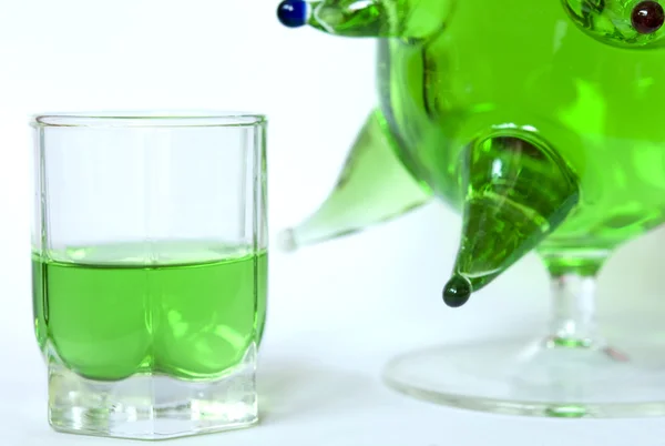 Malé sklenice absienthe s lahví — Stock fotografie