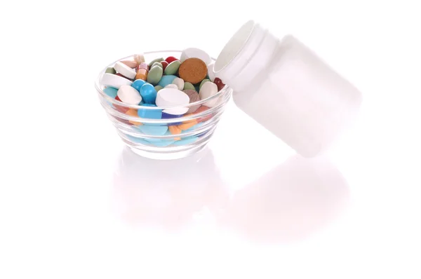 Garrafa e pires com pílulas — Fotografia de Stock