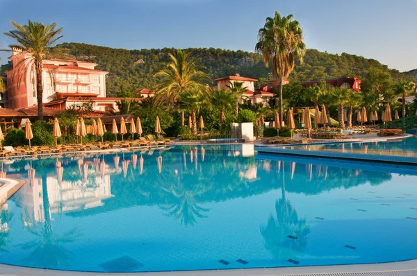 Pool mit türkisfarbenem Wasser in der Nähe eines Hotels — Stockfoto