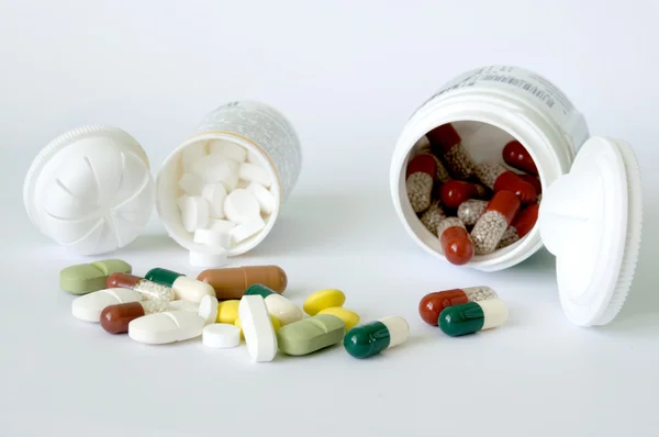 Tabletter och kapslar med två flaskor — Stockfoto