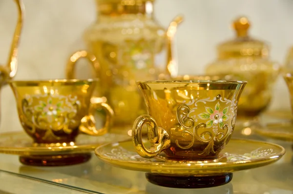 Золотая чайная услуга — стоковое фото