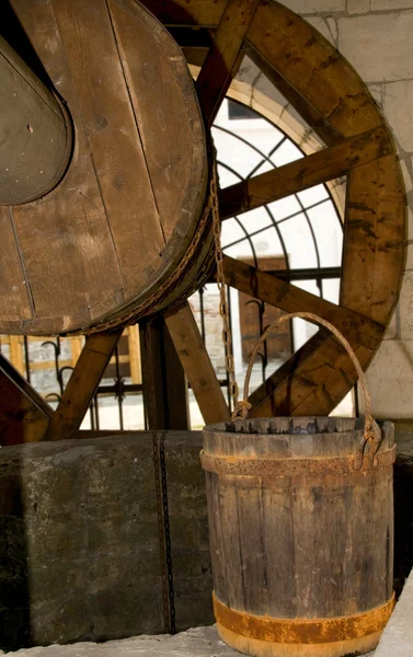Velho poço de madeira e balde — Fotografia de Stock