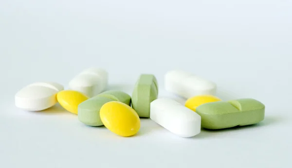 Žluté, zelené a bílé pilulky — Stock fotografie
