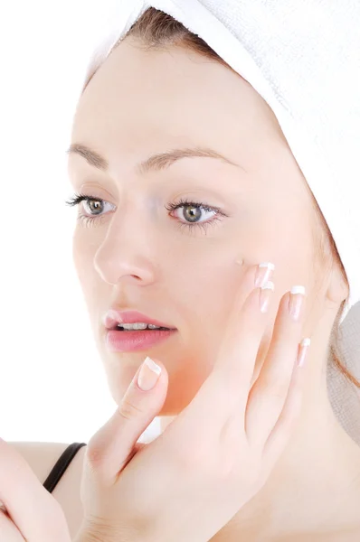 Appling krem na skórę twarzy — Zdjęcie stockowe