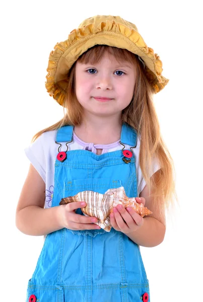 Милая девушка с морской раковиной — стоковое фото