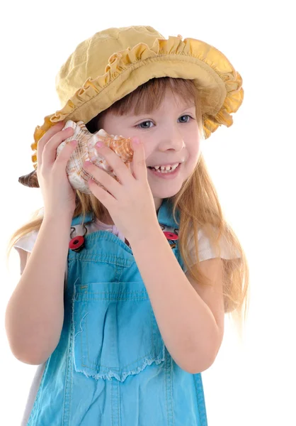 Menina sorridente agradável com concha do mar — Fotografia de Stock