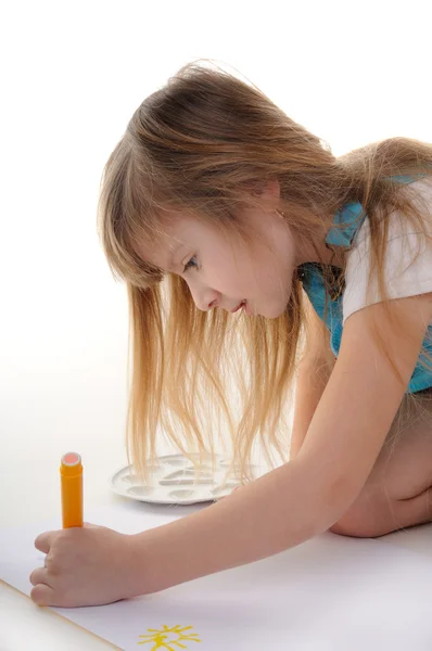 Menina loira agradável está pintando — Fotografia de Stock
