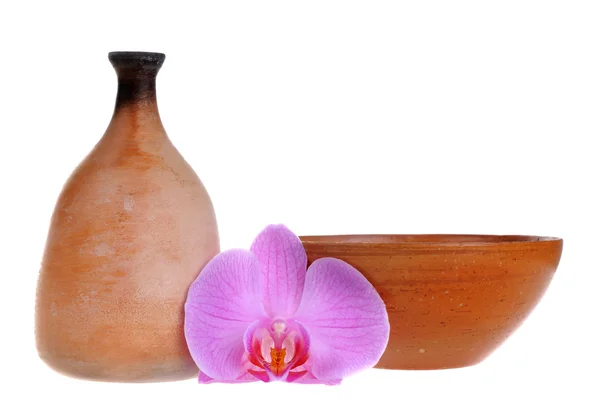Глиняний джаг і страва з гарною орхідеєю — стокове фото