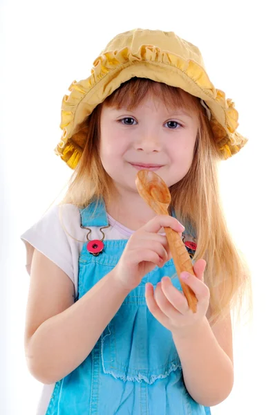 Menina de beleza pequena com colher de madeira grande — Fotografia de Stock