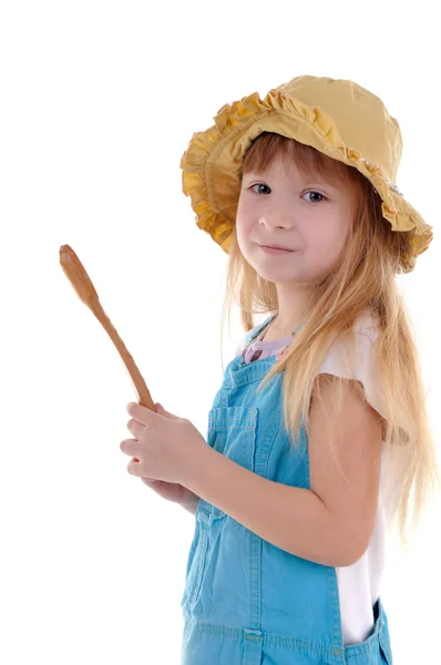 Pequeña chica de belleza con cuchara de madera grande — Foto de Stock