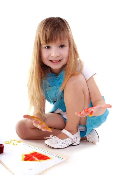 Chica juguetona con las manos de muchos colores — Foto de Stock