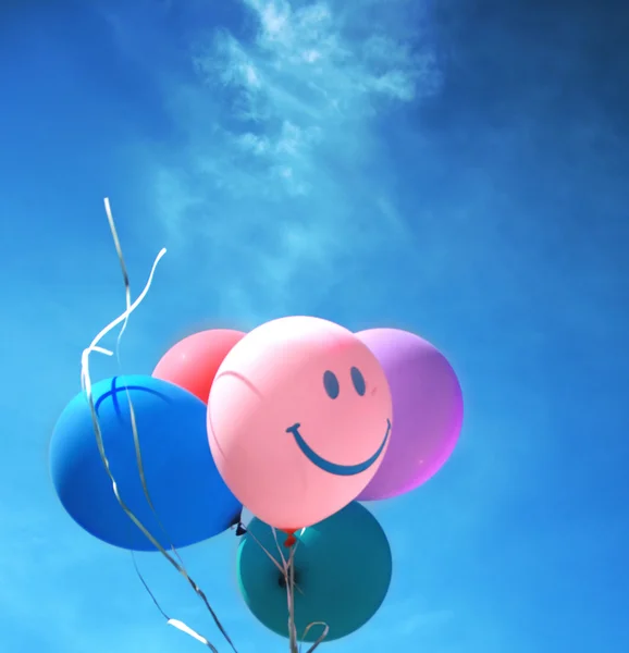 Gekleurde ballonnen in de lucht — Stockfoto