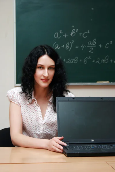 Kıza laptop ile ders — Stok fotoğraf