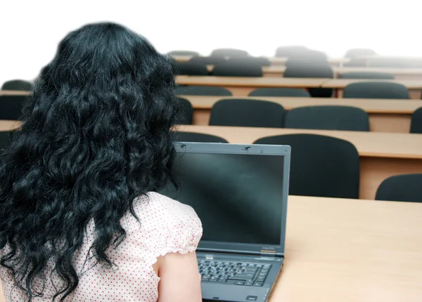 Gadis di pelajaran dengan laptop — Stok Foto