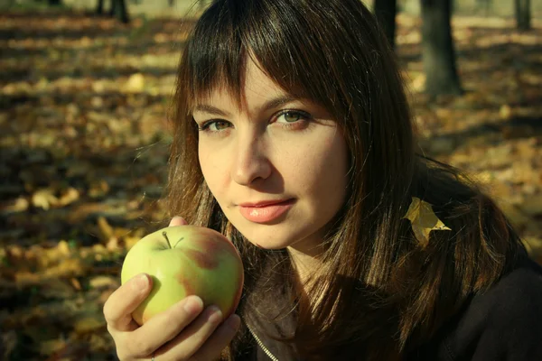 Brunetka z jabłkiem — Zdjęcie stockowe