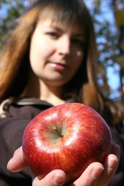Gadis memegang apel — Stok Foto