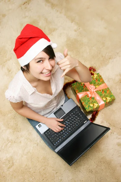 Gelukkig meisje in de rode hoed met laptop — Stockfoto