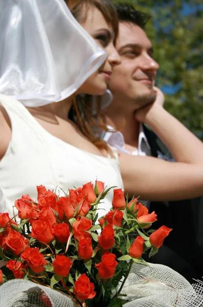 Ungt par och bröllop bukett — Stockfoto
