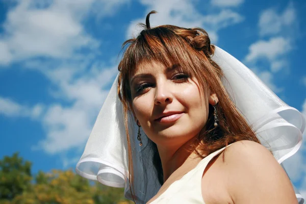 Jonge bruid en blauwe hemel — Stockfoto