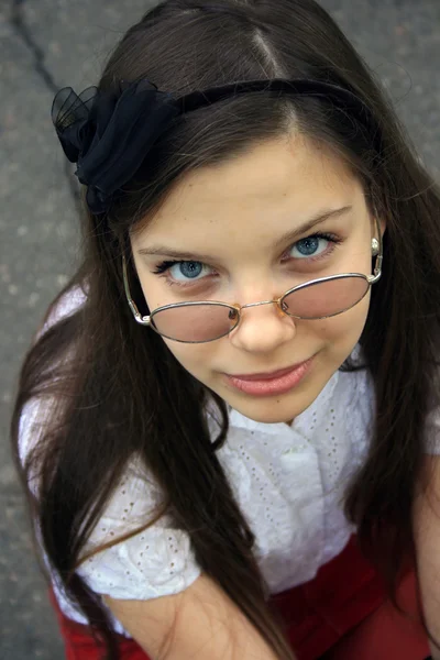 Ładna dziewczyna w okulary — Zdjęcie stockowe