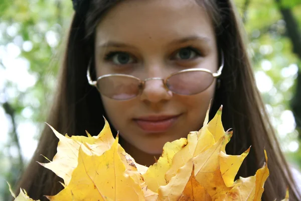 Mit Herbstblättern — Stockfoto