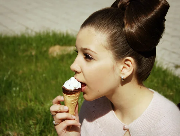 アイスクリームを食べる — ストック写真