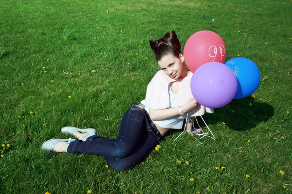 Urocza dziewczyna z balonów — Zdjęcie stockowe
