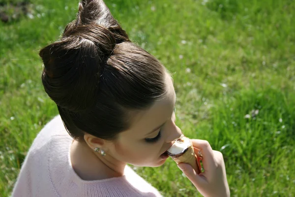 Dívka se zmrzlinou a šlehačkou — Stock fotografie
