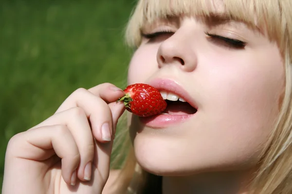 Chica comiendo bayas —  Fotos de Stock