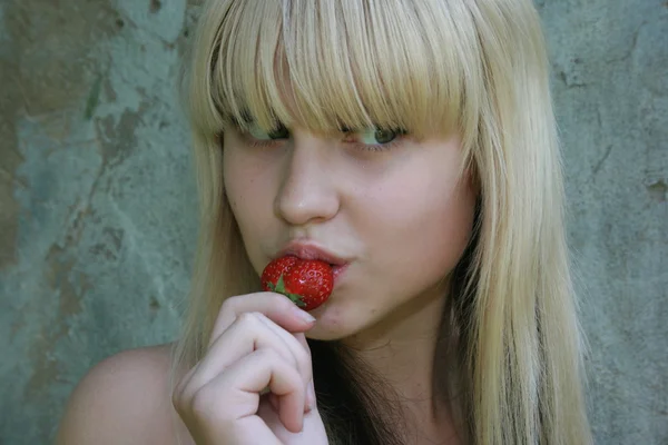 Девочка ест ягоды — стоковое фото