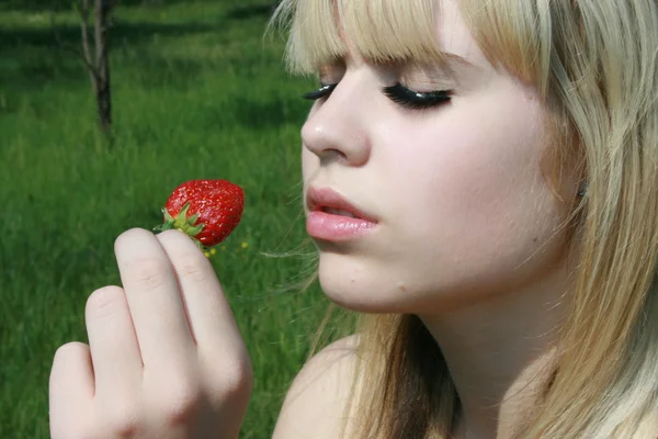 Berry yiyen kız — Stok fotoğraf